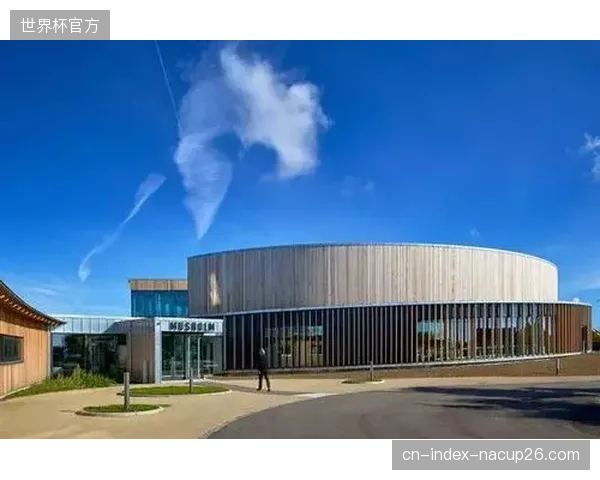 巴塞罗那通过整合运动绿道与城市交通感应网格，其调度中心能够根据赛事或高峰人流动态调整交通信号，减少了25%的周边拥堵